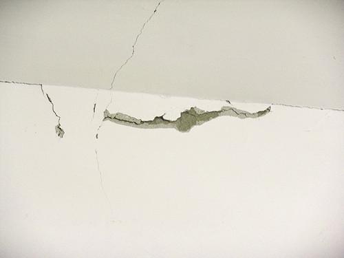 墻面開(kāi)裂、發(fā)霉怎么辦?